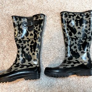 Women’s waterproof rubber boots, size 5, animal print.